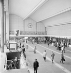 859370 Interieur van het N.S.-station Rotterdam C.S. te Rotterdam: de hal, met links de toegangstrap naar de metro.